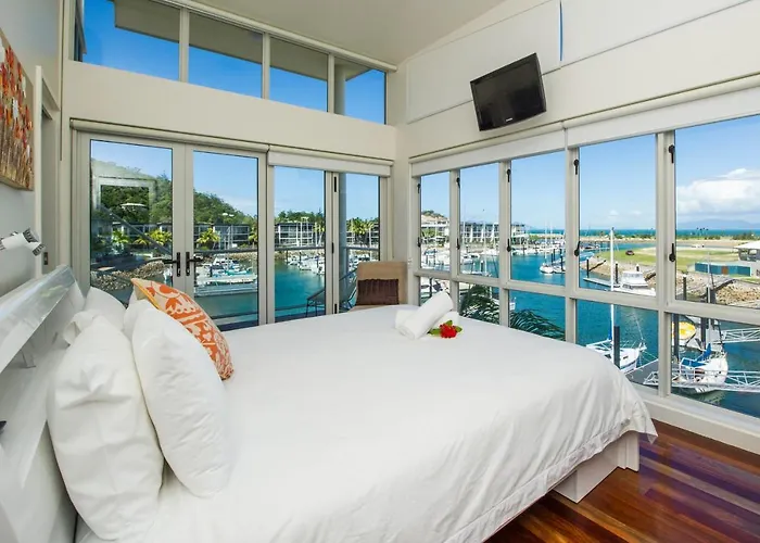 Beachside Magnetic Harbour Apartments