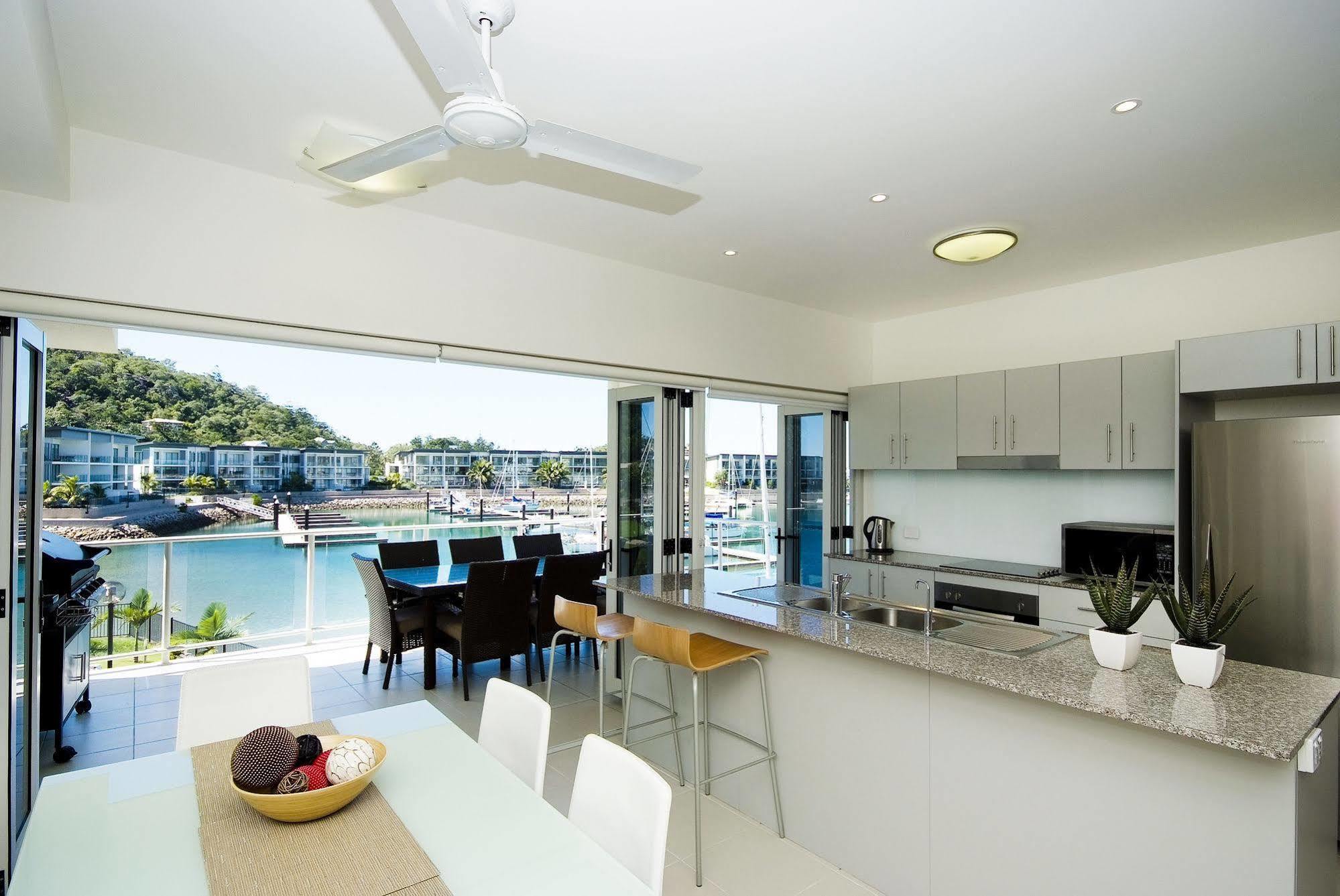 Beachside Magnetic Harbour Aparthotel 4*